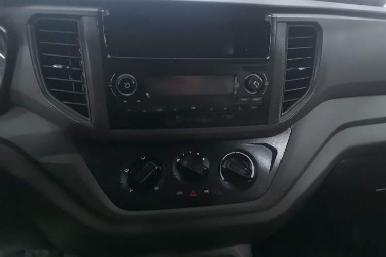 Used Wuling Hongguang V 2022 1.5L Jingqu Edition Electric-Assist LAR Audio And AC Panel