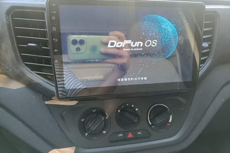 Used Wuling Hongguang V 2022 1.5L Jingqu Edition Enclosed-Window Vehicle with Hydraulic Power Steering LAR Audio And AC Panel