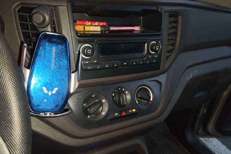 Used Wuling Hongguang V 2022 1.5L Jingqu Version Hydraulic Power Steering LAR Audio And AC Panel