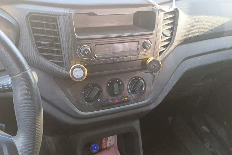Used Wuling Hongguang V 2022 1.5L Enjoy Edition Electric-Powered LAR Audio And AC Panel