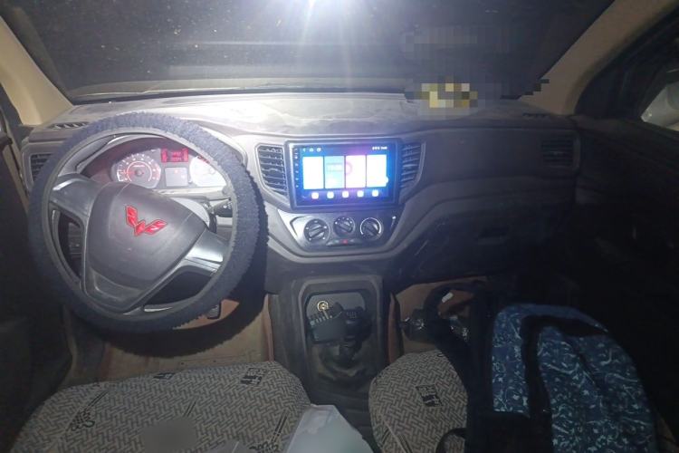 Used Wuling Hongguang V 2022 1.5L Jingqu Edition Electric-Assist LAR Center Console