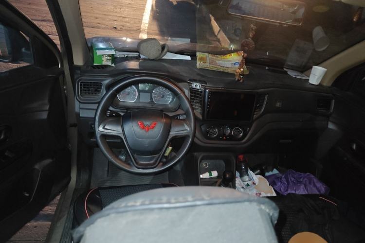 Used Wuling Hongguang V 2022 1.5L Jingqu Edition Electric-Assist LAR Center Console