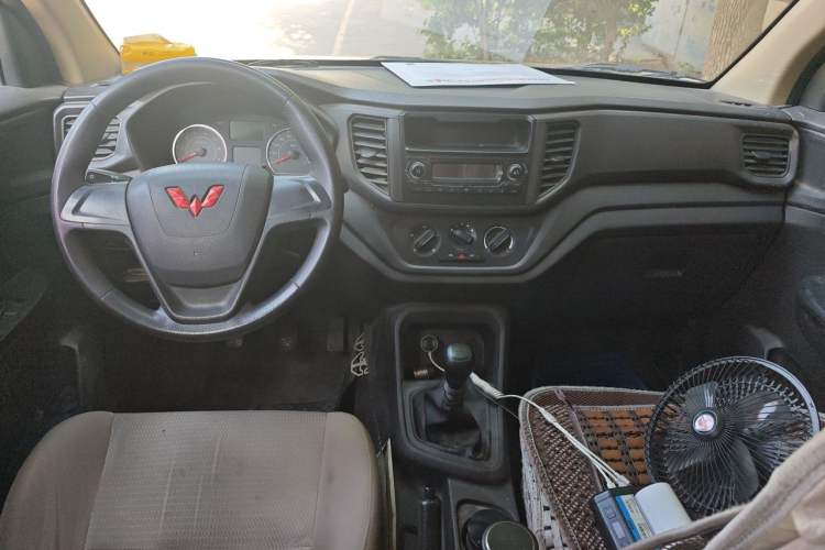 Used Wuling Hongguang V 2022 1.5L Jingqu Edition Electric-Assist LAR Center Console