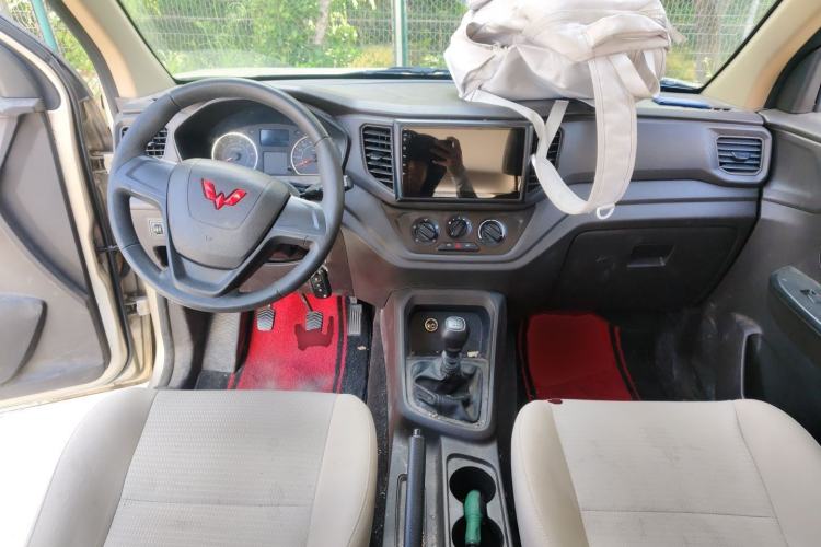 Used Wuling Hongguang V 2022 1.5L Jingqu Edition Electric-Assist LAR Center Console