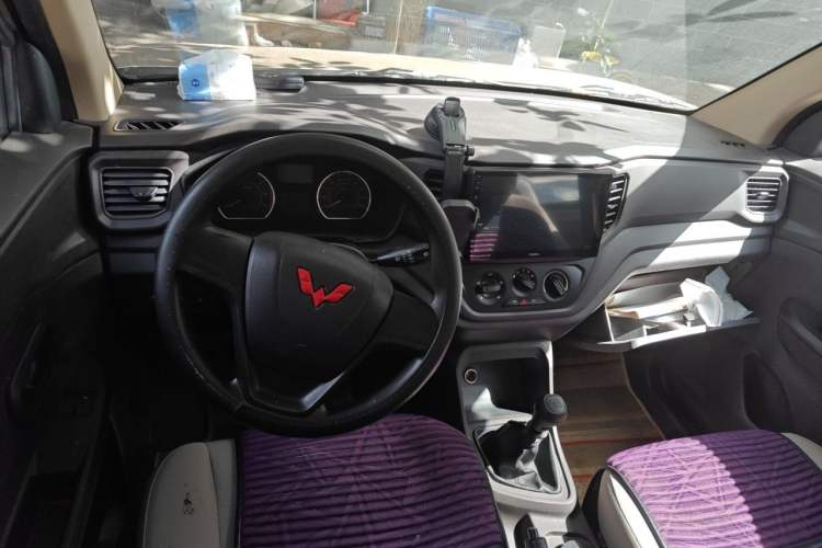 Used Wuling Hongguang V 2022 1.5L Jingqu Version Hydraulic Power Steering LAR Center Console