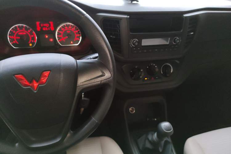Used Wuling Hongguang V 2022 1.5L Jingqu Edition Electric-Assist LAR Center Console