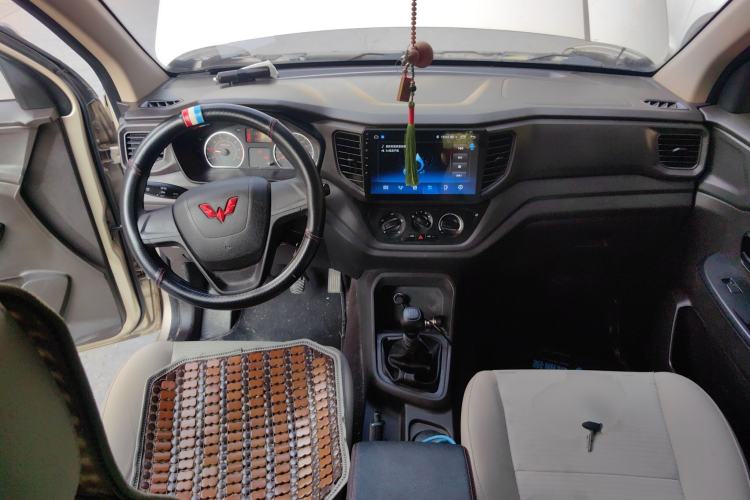 Used Wuling Hongguang V 2022 1.5L Jingqu Edition Electric-Assist LAR Center Console