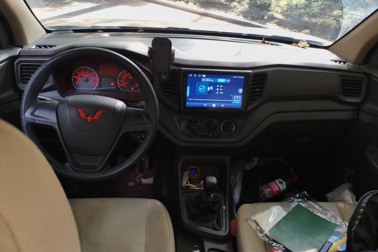 Used Wuling Hongguang V 2022 1.5L Jingqu Edition Electric-Assist LAR Center Console