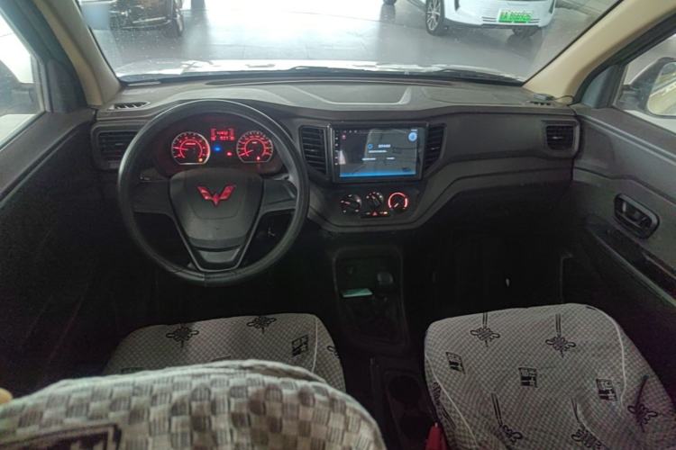 Used Wuling Hongguang V 2022 1.5L Jingqu Edition Electric-Assist LAR Center Console
