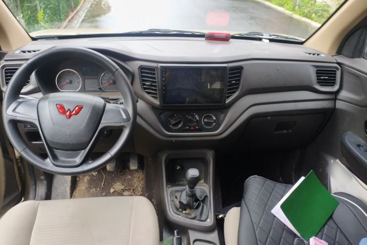 Used Wuling Hongguang V 2022 1.5L Jingqu Edition Electric-Assist LAR Center Console