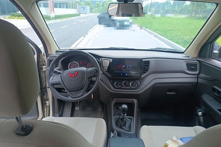 Used Wuling Hongguang V 2022 1.5L Jingqu Version Hydraulic Power Steering LAR Center Console