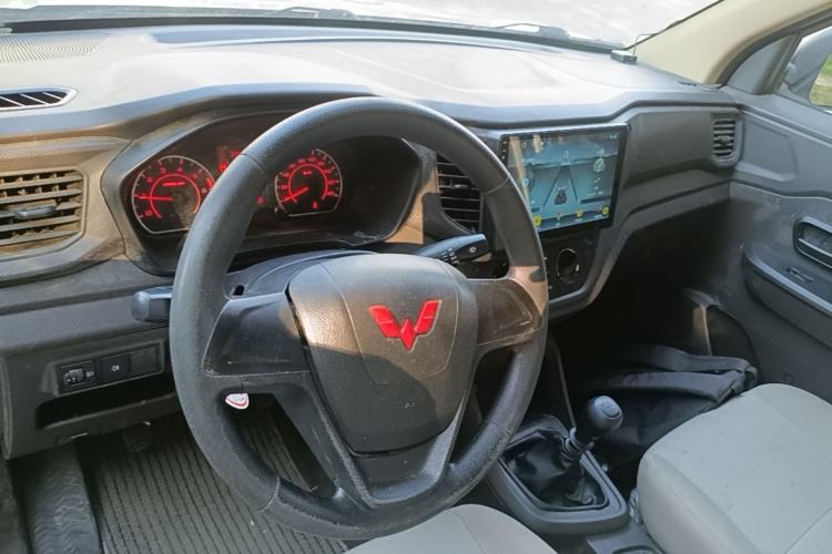 Used Wuling Hongguang V 2022 1.5L Jingqu Edition Enclosed-Window Vehicle with Hydraulic Power Steering LAR Center Console