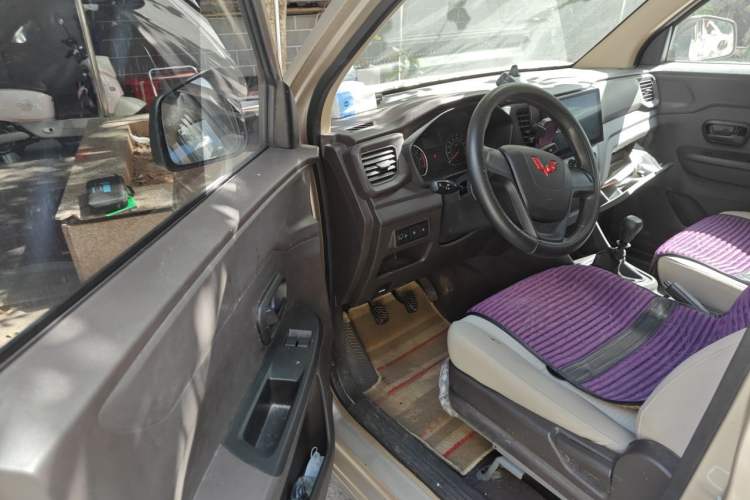 Used Wuling Hongguang V 2022 1.5L Jingqu Version Hydraulic Power Steering LAR Driver Seat