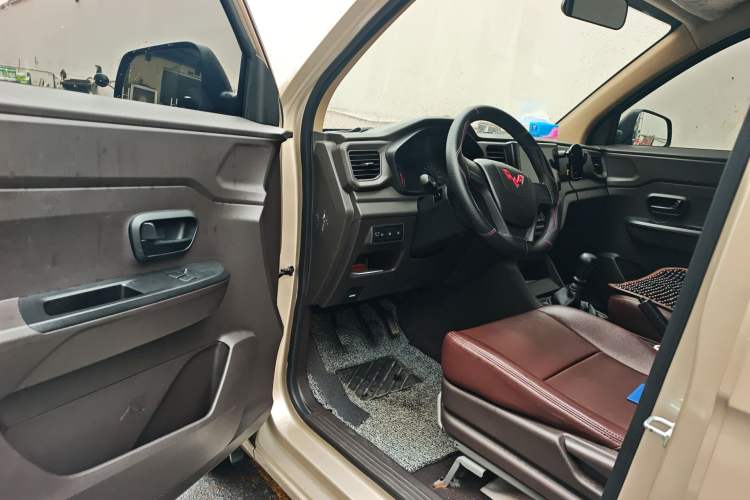 Used Wuling Hongguang V 2022 1.5L Jingqu Version Hydraulic Power Steering LAR Driver Seat