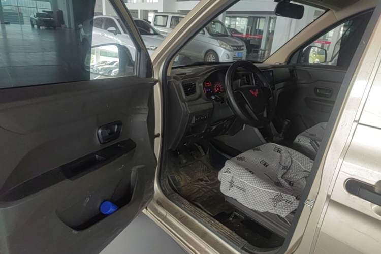Used Wuling Hongguang V 2022 1.5L Jingqu Edition Electric-Assist LAR Driver Seat