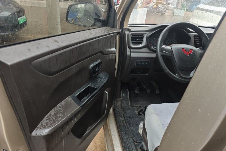 Used Wuling Hongguang V 2022 1.5L Jingqu Version Hydraulic Power Steering LAR Driver Seat
