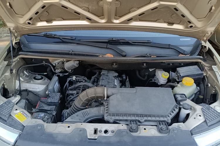 Used Wuling Hongguang V 2022 1.5L Jingqu Edition Enclosed-Window Vehicle with Hydraulic Power Steering LAR Engine Bay