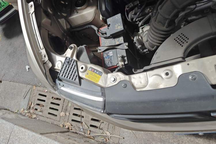 Used Wuling Hongguang V 2022 1.5L Jingqu Version Hydraulic Power Steering LAR Engine Bay Right