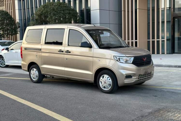 Used Wuling Hongguang V 2022 1.5L Jingqu Edition Electric-Assist LAR Exterior 1