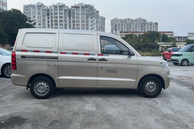 Used Wuling Hongguang V 2022 1.5L Jingqu Edition Enclosed-Window Vehicle with Hydraulic Power Steering LAR Exterior 2