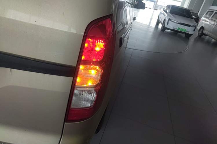 Used Wuling Hongguang V 2022 1.5L Jingqu Edition Electric-Assist LAR Exterior 3