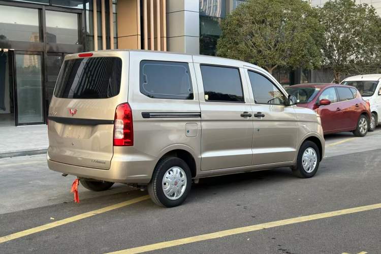 Used Wuling Hongguang V 2022 1.5L Jingqu Edition Electric-Assist LAR Exterior 4