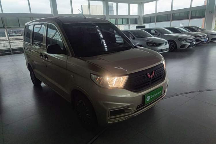Used Wuling Hongguang V 2022 1.5L Jingqu Edition Electric-Assist LAR Front Right 45 Deg