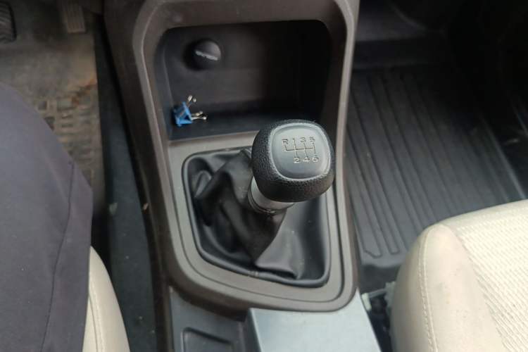 Used Wuling Hongguang V 2022 1.5L Jingqu Version Hydraulic Power Steering LAR Gear Lever