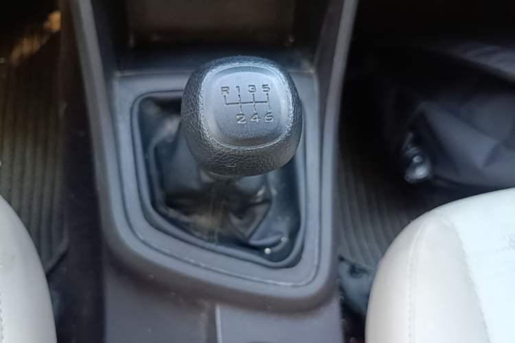 Used Wuling Hongguang V 2022 1.5L Jingqu Edition Enclosed-Window Vehicle with Hydraulic Power Steering LAR Gear Lever
