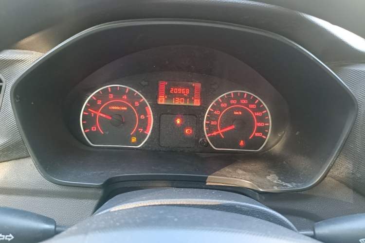 Used Wuling Hongguang V 2022 1.5L Jingqu Edition Enclosed-Window Vehicle with Hydraulic Power Steering LAR Instrument Cluster