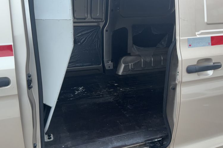 Used Wuling Hongguang V 2022 1.5L Jingqu Edition Enclosed-Window Vehicle with Hydraulic Power Steering LAR Interior 1