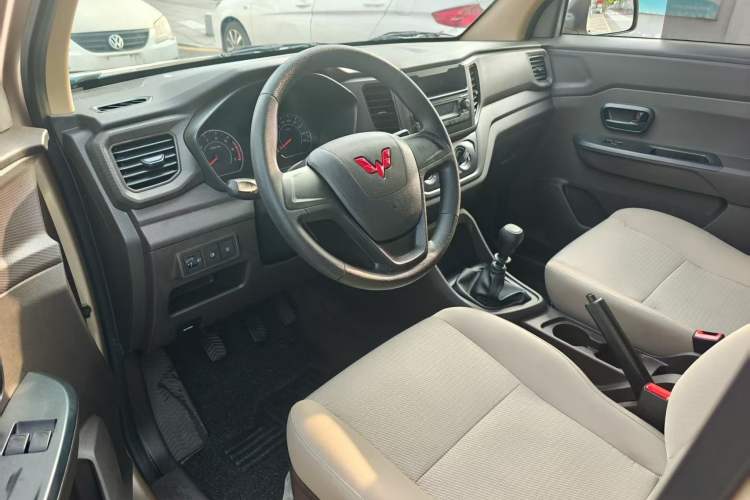 Used Wuling Hongguang V 2022 1.5L Jingqu Edition Electric-Assist LAR Interior 1