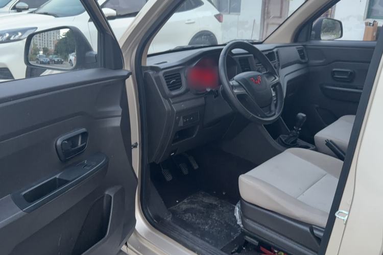 Used Wuling Hongguang V 2022 1.5L Jingqu Edition Enclosed-Window Vehicle with Hydraulic Power Steering LAR Interior 2