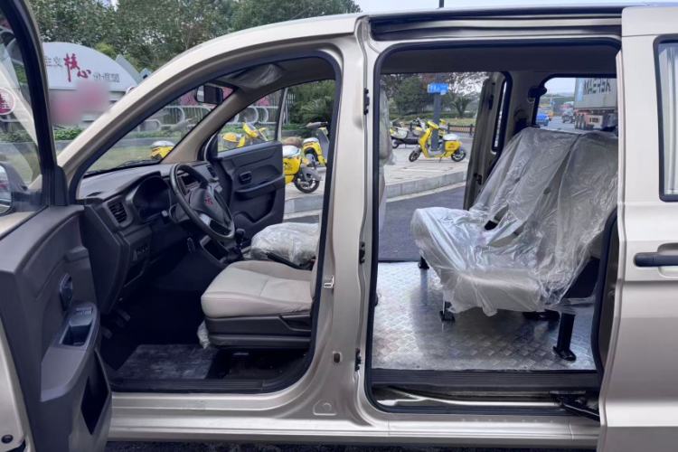 Used Wuling Hongguang V 2022 1.5L Jingqu Edition Electric-Assist LAR Interior 2