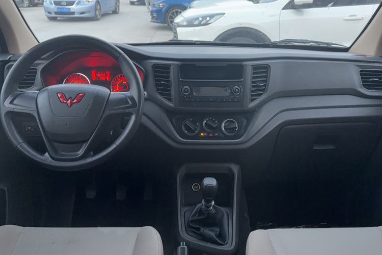 Used Wuling Hongguang V 2022 1.5L Jingqu Edition Enclosed-Window Vehicle with Hydraulic Power Steering LAR Interior 3