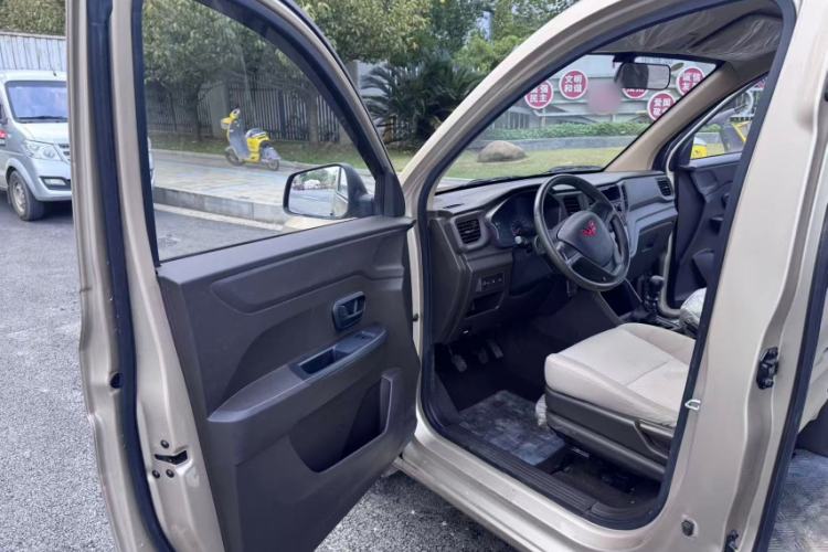 Used Wuling Hongguang V 2022 1.5L Jingqu Edition Electric-Assist LAR Interior 3