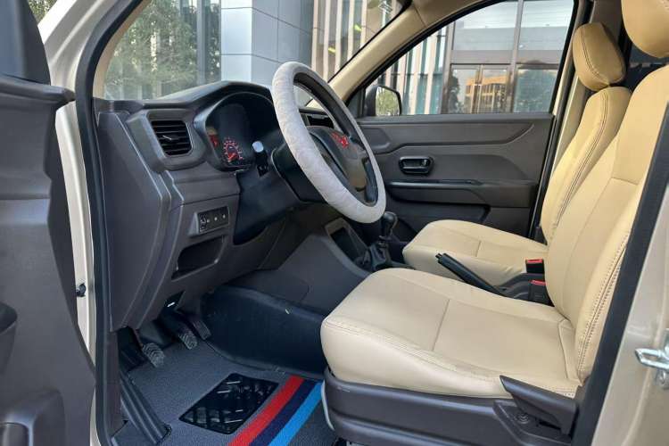 Used Wuling Hongguang V 2022 1.5L Jingqu Edition Electric-Assist LAR Interior 3