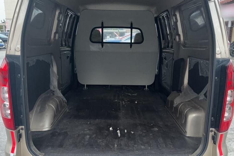 Used Wuling Hongguang V 2022 1.5L Jingqu Edition Enclosed-Window Vehicle with Hydraulic Power Steering LAR Interior 4