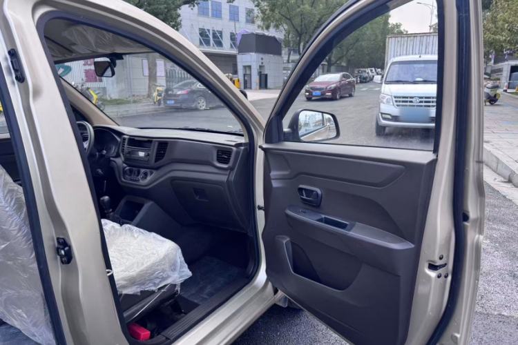 Used Wuling Hongguang V 2022 1.5L Jingqu Edition Electric-Assist LAR Interior 4