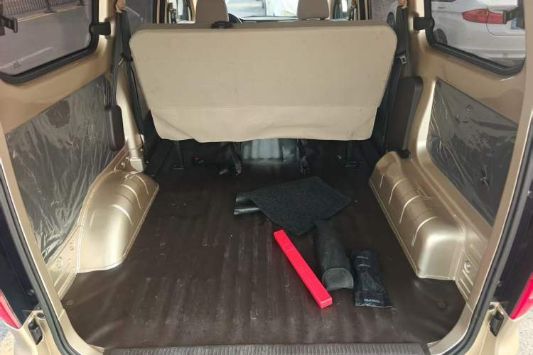 Used Wuling Hongguang V 2022 1.5L Jingqu Edition Electric-Assist LAR Interior 4
