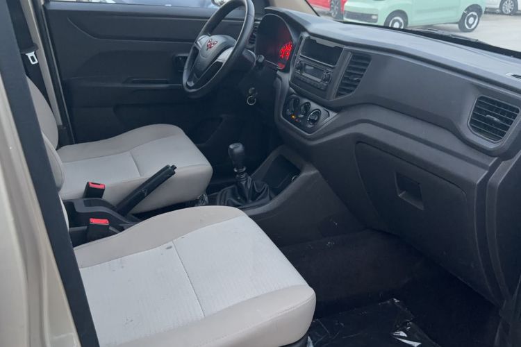 Used Wuling Hongguang V 2022 1.5L Jingqu Edition Enclosed-Window Vehicle with Hydraulic Power Steering LAR Interior 5