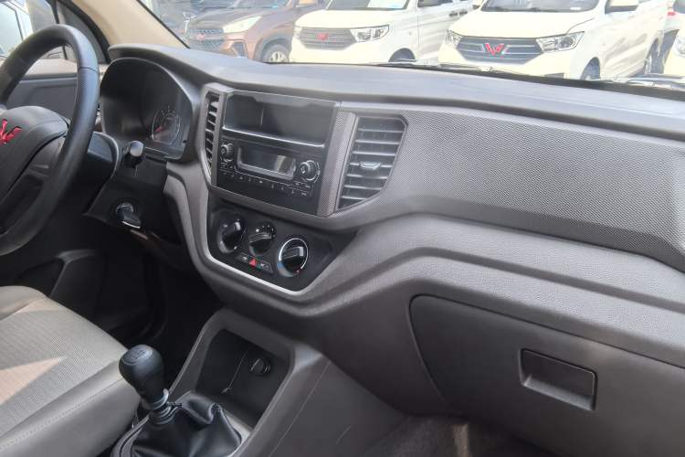 Used Wuling Hongguang V 2022 1.5L Jingqu Edition Electric-Assist LAR Interior 5