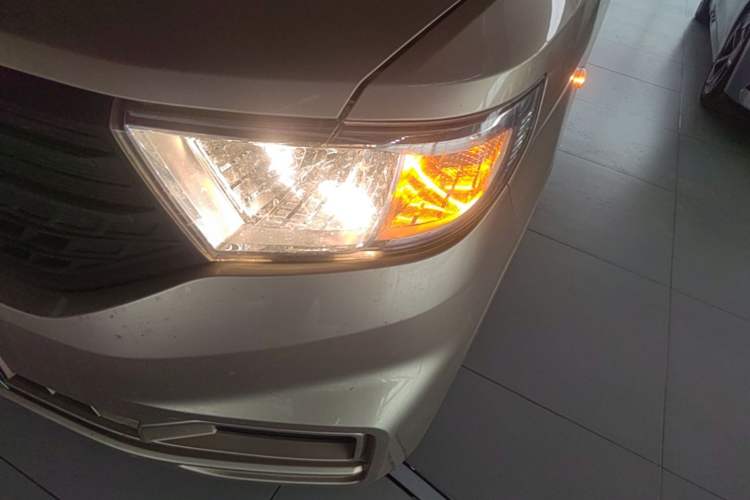 Used Wuling Hongguang V 2022 1.5L Jingqu Edition Electric-Assist LAR Left Front Headlight