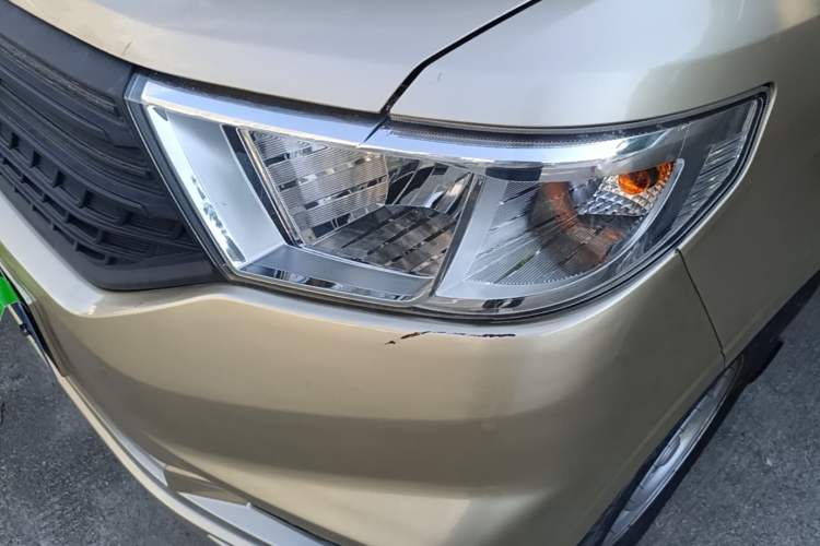Used Wuling Hongguang V 2022 1.5L Jingqu Edition Enclosed-Window Vehicle with Hydraulic Power Steering LAR Left Front Headlight