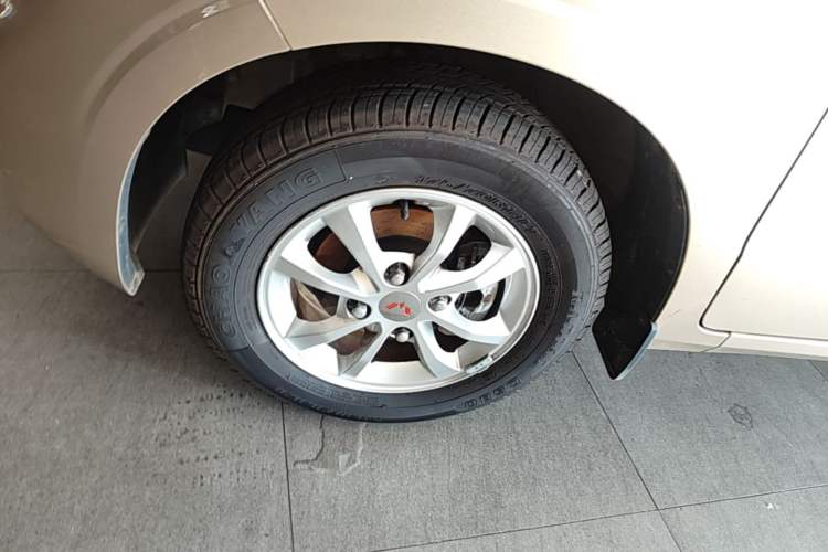 Used Wuling Hongguang V 2022 1.5L Enjoy Edition Electric-Powered LAR Left Front Wheel Hub