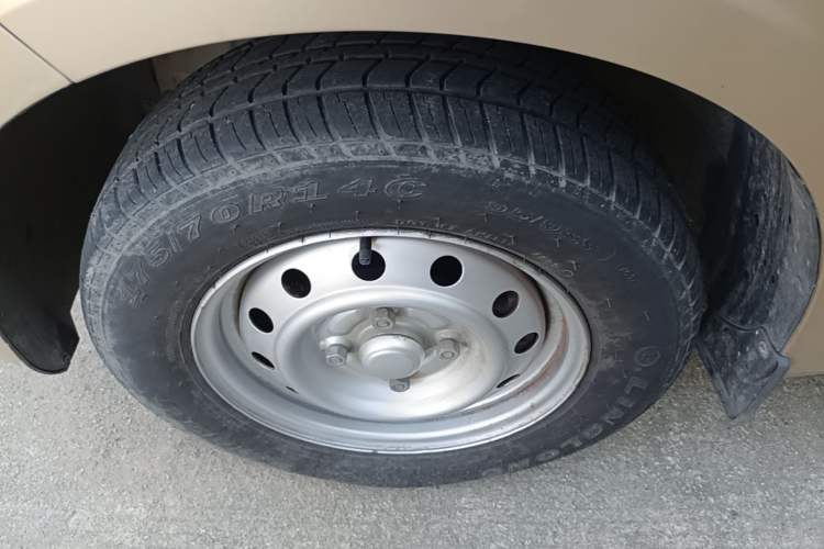 Used Wuling Hongguang V 2022 1.5L Jingqu Edition Enclosed-Window Vehicle with Hydraulic Power Steering LAR Left Front Wheel Hub