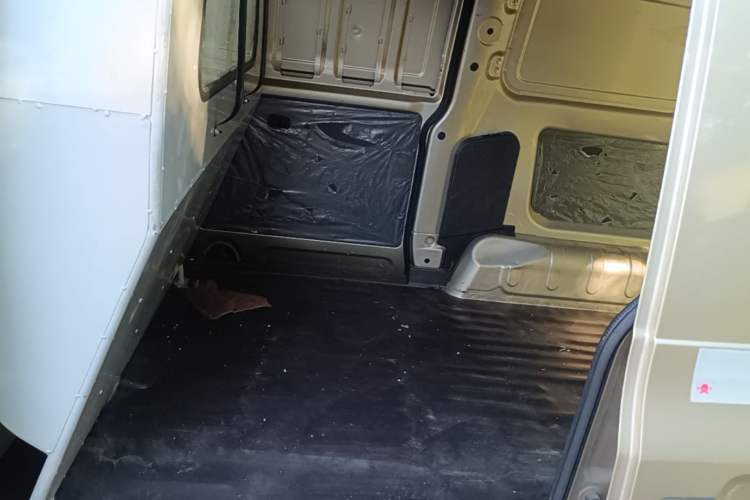 Used Wuling Hongguang V 2022 1.5L Jingqu Edition Enclosed-Window Vehicle with Hydraulic Power Steering LAR Left Rear Seat