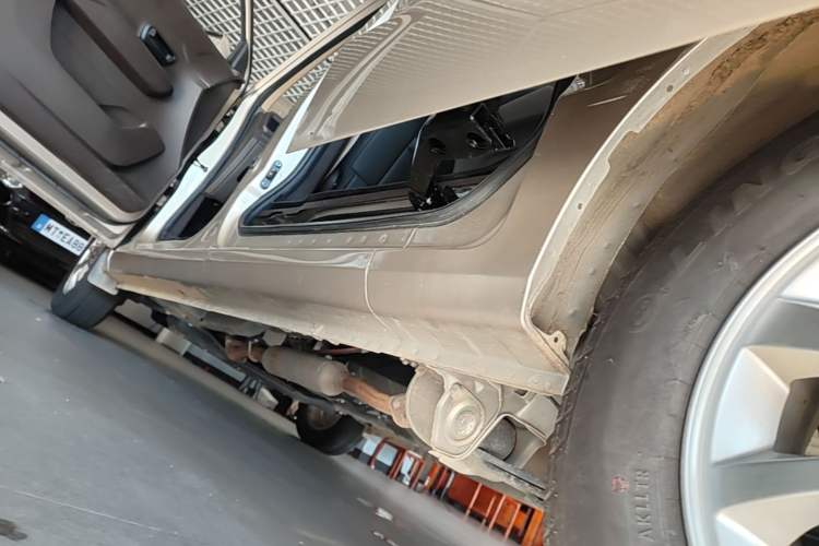 Used Wuling Hongguang V 2022 1.5L Enjoy Edition Electric-Powered LAR Left Side Sill