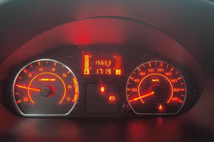 Used Wuling Hongguang V 2022 1.5L Jingqu Edition Enclosed-Window Vehicle with Hydraulic Power Steering LAR Odometer Close Up