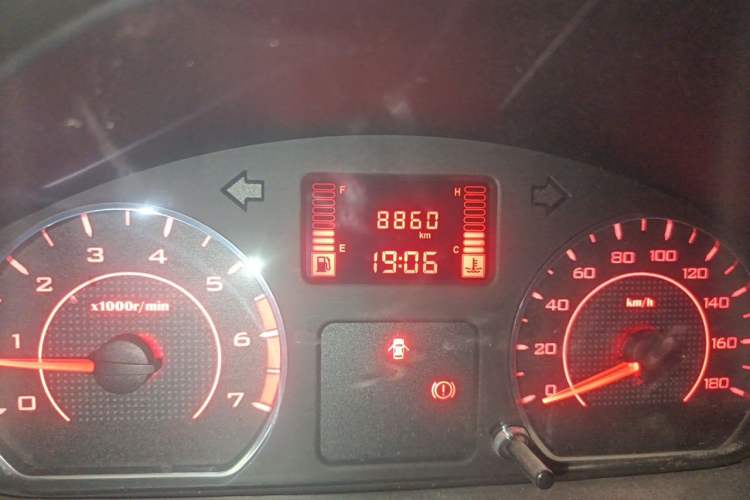 Used Wuling Hongguang V 2022 1.5L Jingqu Edition Electric-Assist LAR Odometer Close Up